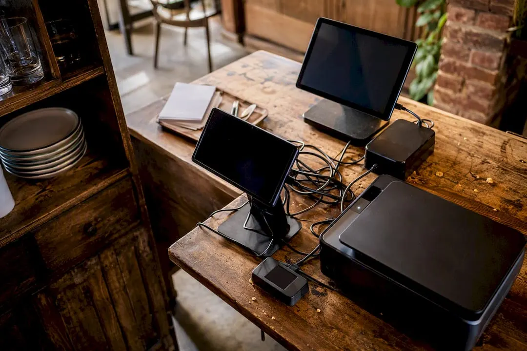 POS-Hardware und Kabel im Bürobereich eines Restaurants